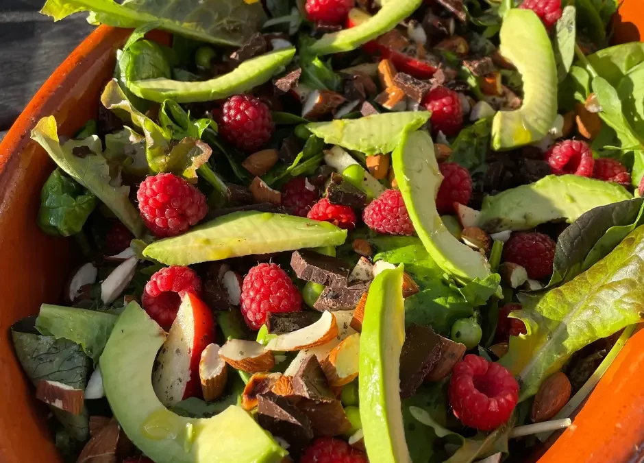 Lækker salat med hindbær, avokado og chokolade