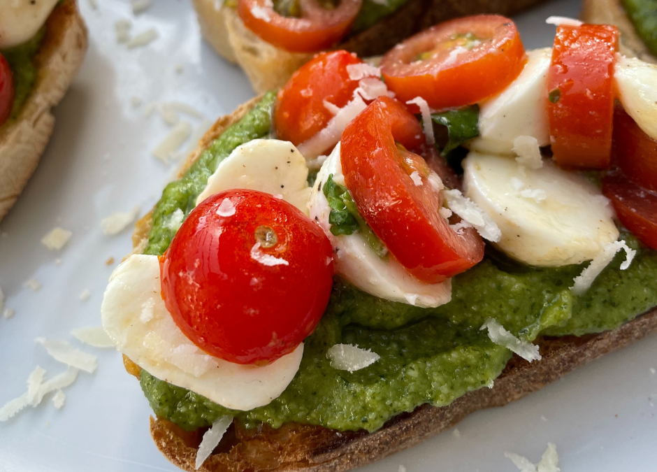 Bruschetta med tomat og basilikum pesto