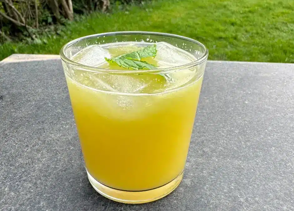 Ananas juice med mynte og lime