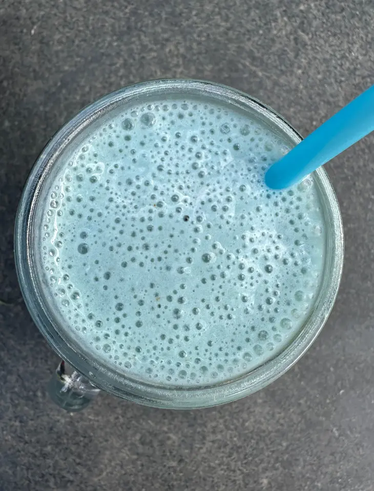 Blå spirulina smoothie